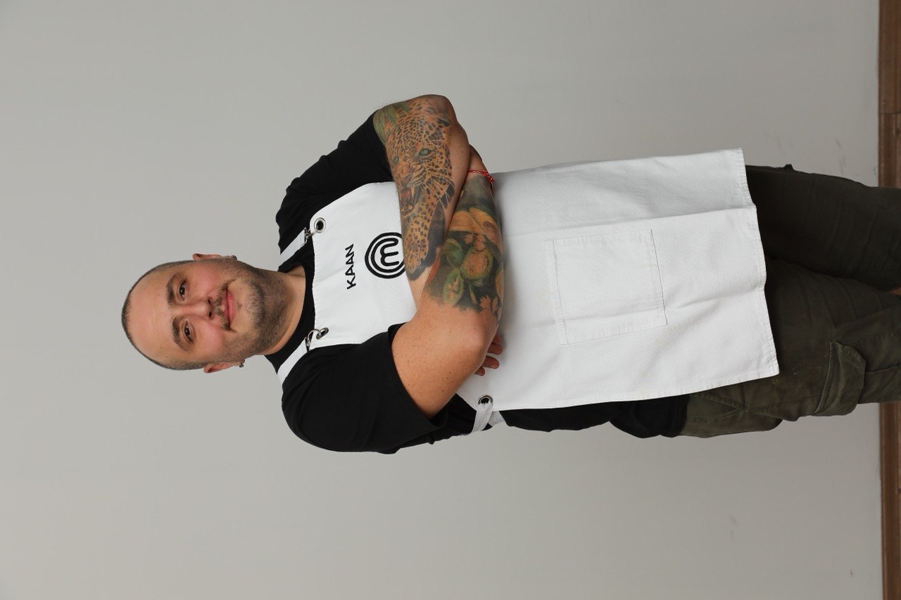 Şef Kaan Özdemir MasterChef önlüğüyle