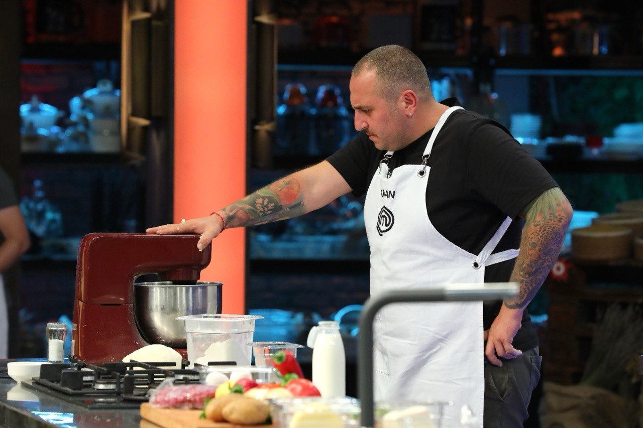 Şef Kaan MasterChef mutfağında yemek hazırlıyor